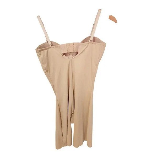 Spanx Flawless Finish Strapless Cupped Midthigh Bodysuit Neutral Size M - Picture 6 of 7